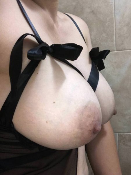 Amateur wife's big natural titties